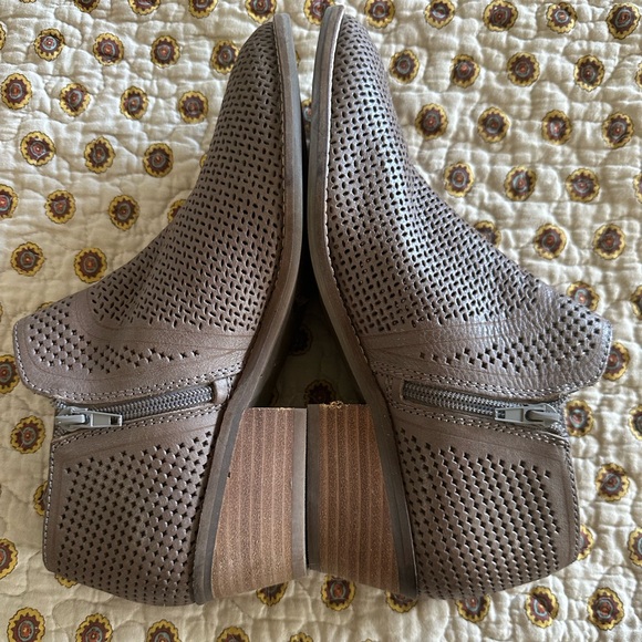 Lucky Brand Feyan Taupe Perforated Ankle Booties Size 9 - Picture 6 of 8
